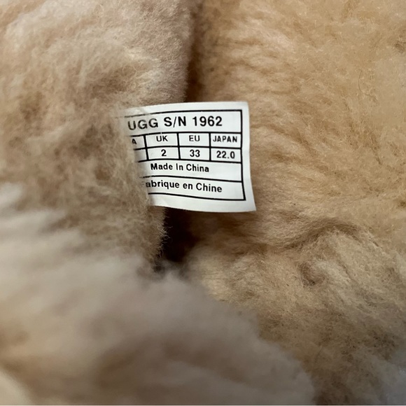 Girls' Bailey Button Triplet II Boots (Youth) - Picture 7 of 8